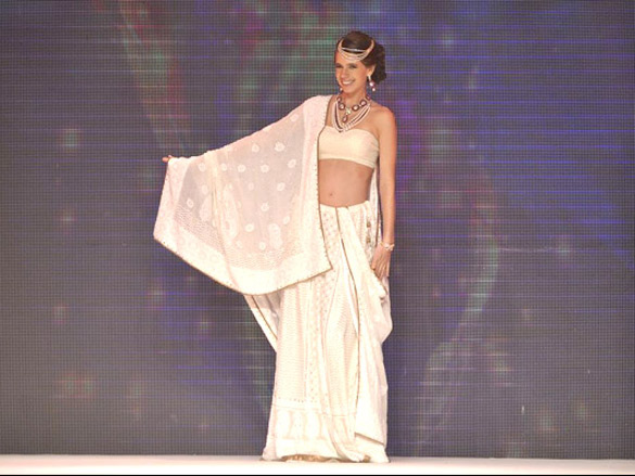 kalki koechlin walks the ramp for kay jewels at iijw 2011 4