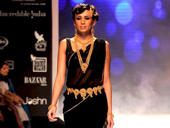 kajal aggarwal walks the ramp for cvm exports at iijw 2011 7