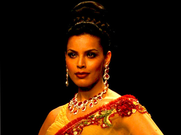 i am she 2011 winner walks the ramp for golecha jewels at iijw 2011 8
