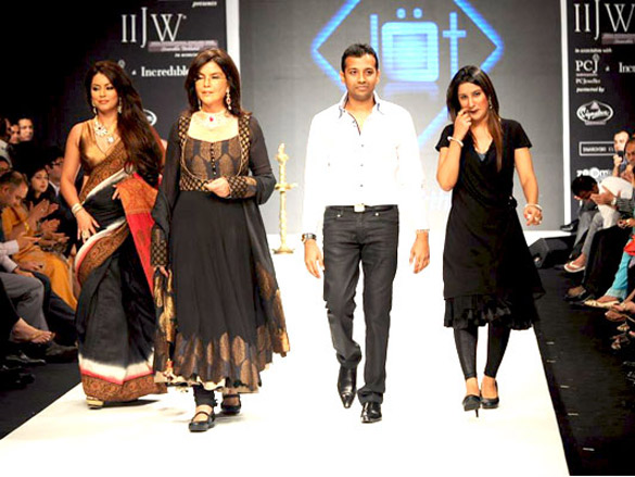 zeenat aman and mahima walk the ramp for sawansukha jewellers at iijw 2011 4
