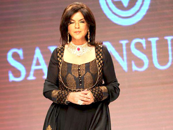 zeenat aman and mahima walk the ramp for sawansukha jewellers at iijw 2011 8
