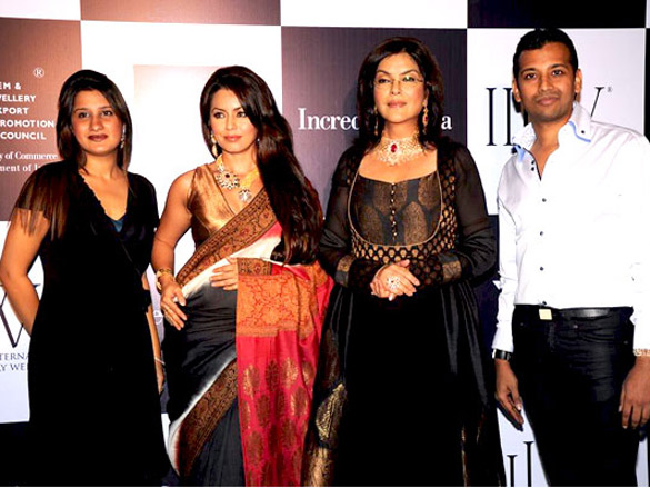 zeenat aman and mahima walk the ramp for sawansukha jewellers at iijw 2011 12