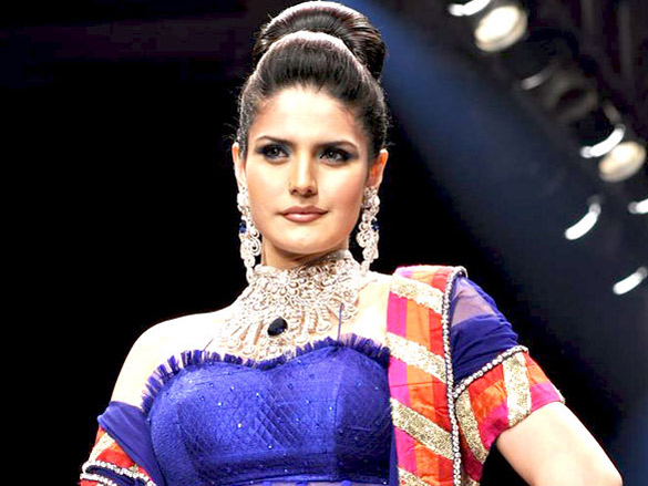 zarine khan walks the ramp for dwarkadas chandumal jewellers at iijw 2011 5
