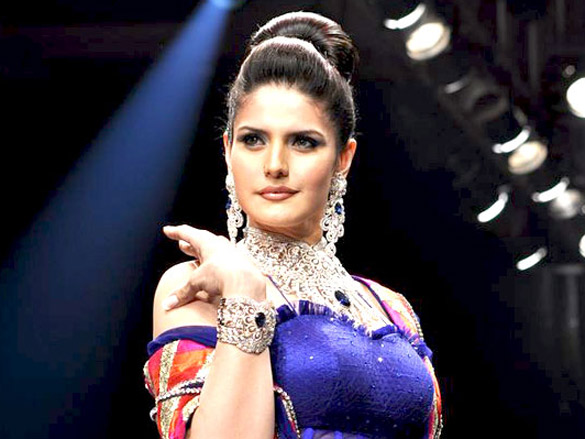 zarine khan walks the ramp for dwarkadas chandumal jewellers at iijw 2011 6