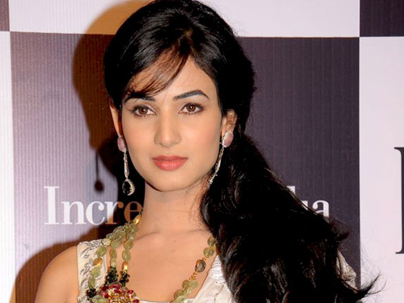 sonal chauhan walks the ramp for ys 18 at iijw 2011 9