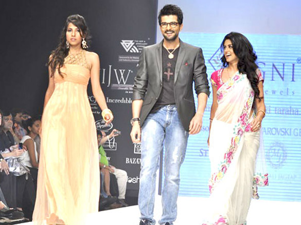 amrita rao walks the ramp for agni jewels at iijw 2011 7