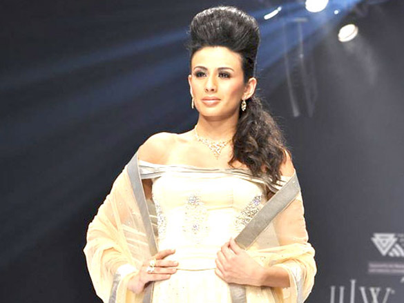 amrita rao walks the ramp for agni jewels at iijw 2011 8