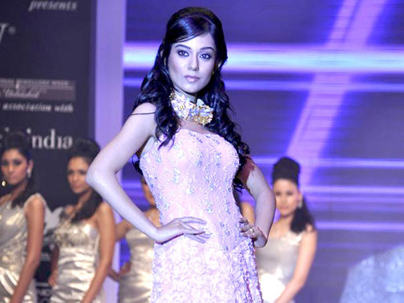 amrita rao walks the ramp for agni jewels at iijw 2011 9