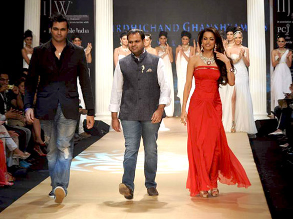 malaika arora walks the ramp for birdhichand ghanshyamdas at iijw 2011 3