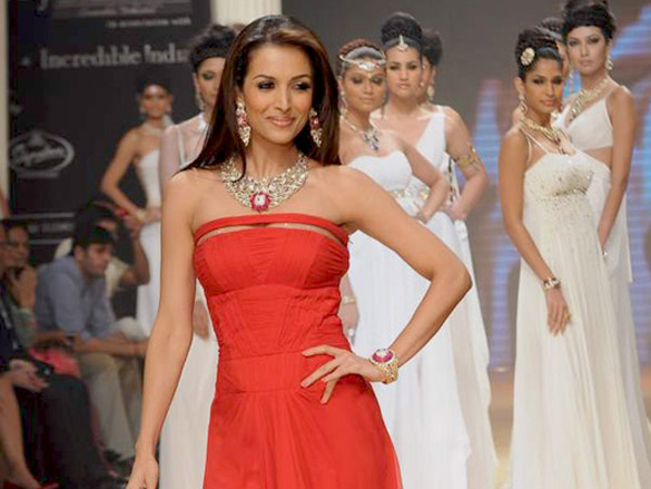 malaika arora walks the ramp for birdhichand ghanshyamdas at iijw 2011 6