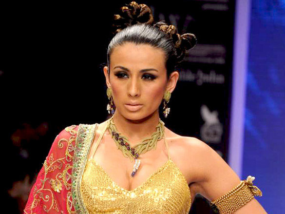 mahima and perizaad walk the ramp for adorn at iijw 2011 9