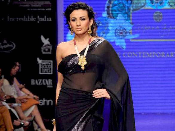 feroze gujral walks the ramp for alpana gujral at iijw 2011 6