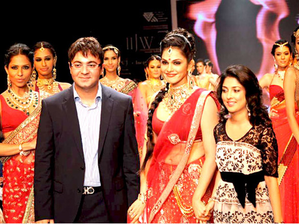eesha koppikhar walks the ramp for kashi jewellers at iijw 2011 2