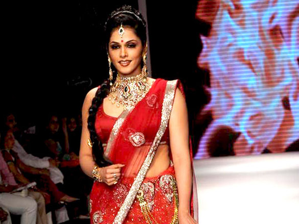 eesha koppikhar walks the ramp for kashi jewellers at iijw 2011 4