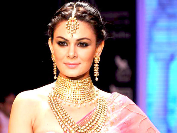 eesha koppikhar walks the ramp for kashi jewellers at iijw 2011 10