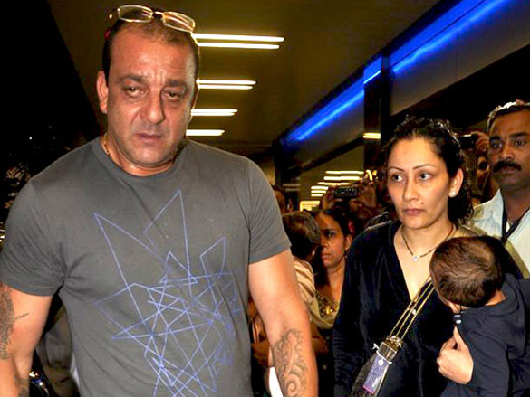 sanjay dutt snapped with manyata and kids 2