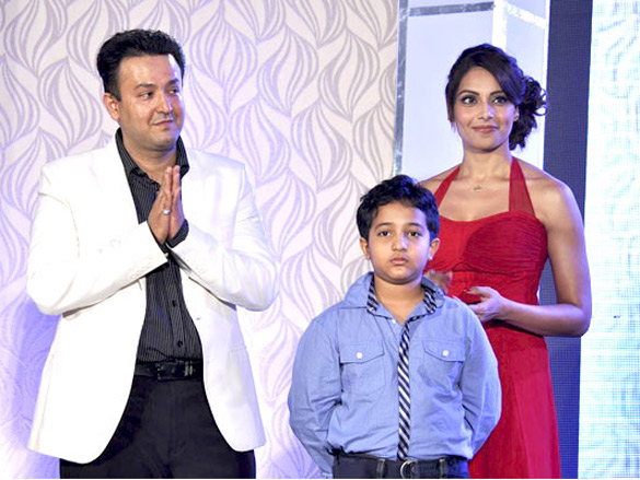 bipasha basu unveils dicitex furnishings new range 3