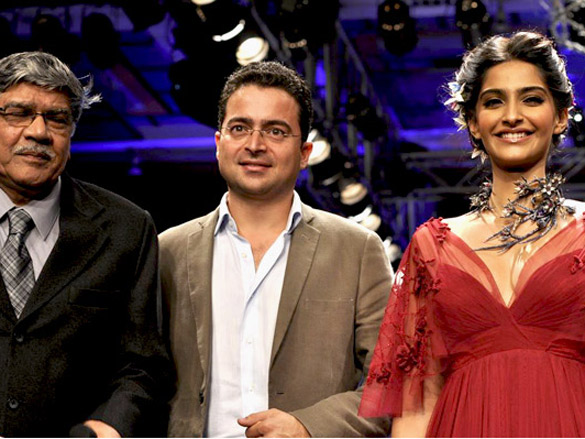 sonam and lara walk the ramp for iijw 2011 finale show 3