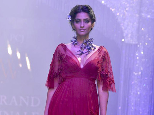 sonam and lara walk the ramp for iijw 2011 finale show 5