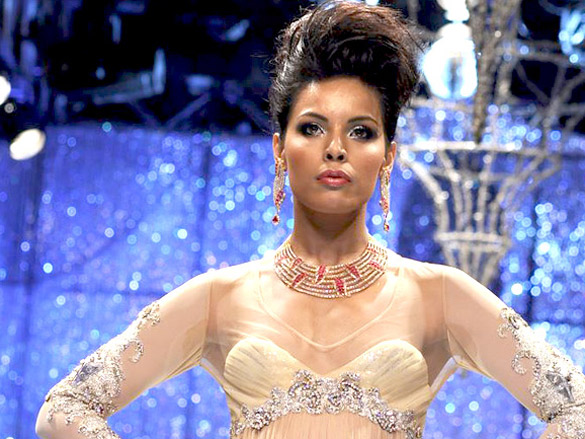 sonam and lara walk the ramp for iijw 2011 finale show 17