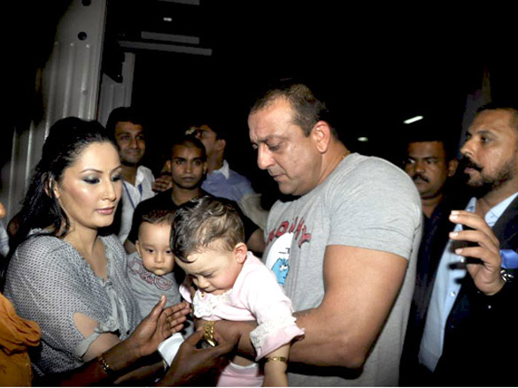 sanjay and manyata dutt pose with their twins 5