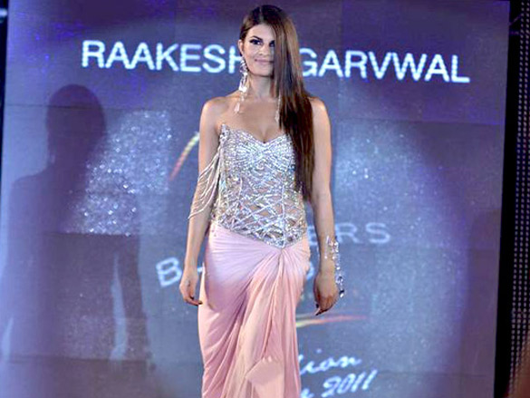 jacqueline walks the ramp for raakesh aggarvwal at blenders pride fashion tour 2011 4