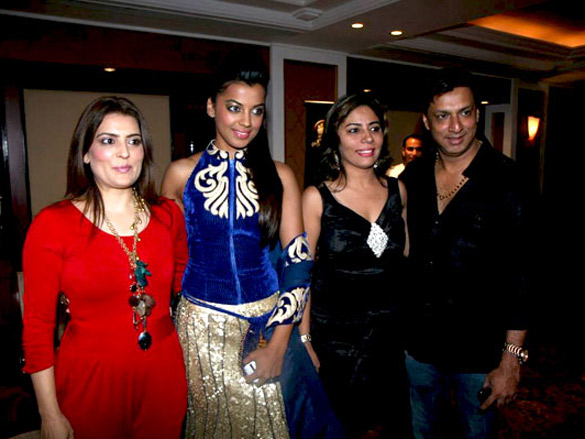 mugdha walks the ramp for reynu tandon at blenders pride fashion tour 2011 9