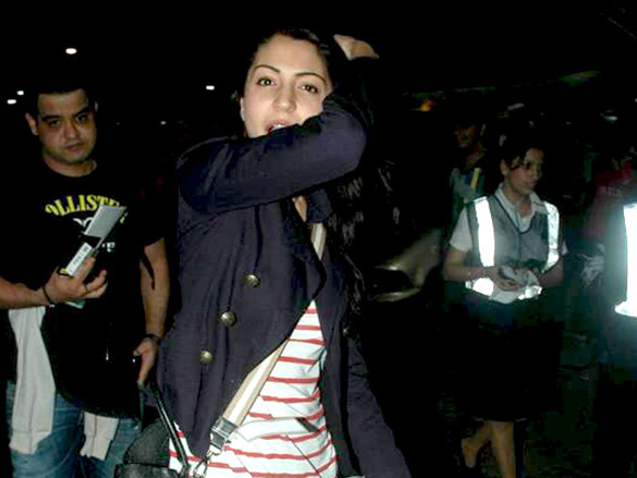 anushka sharma snapped at international airport 7