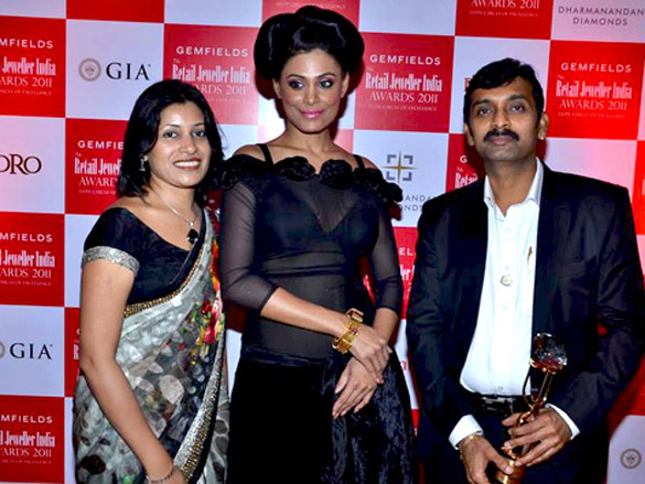 eesha koppikhar and mahie gill at 7th retail jeweller india awards 2011 9