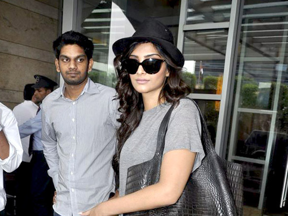 sonam kapoor snapped at a suburban hotel 5