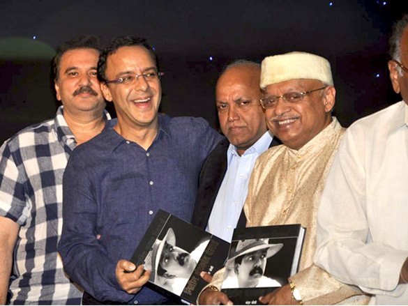 amitabh bachchan unveils nitin desais book at his 25th year celebrations 19