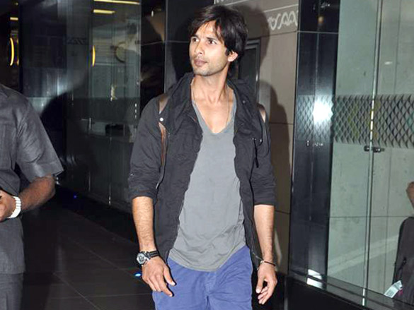 shahid arrives while saif and kareena leave for london 4
