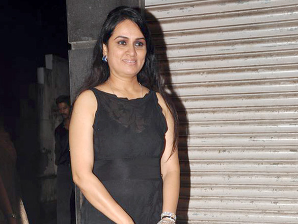 padmini kolhapure celebrates wedding anniversary 14