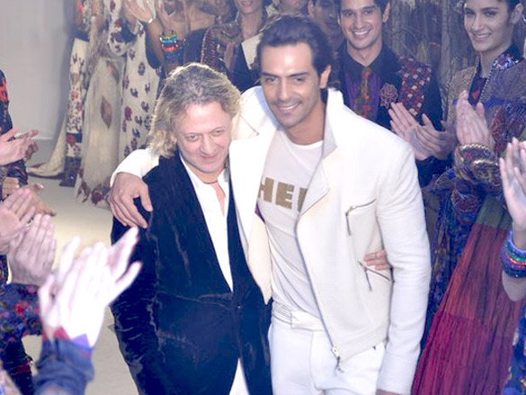 arjun rampal walks the ramp for rohit bal at lakme fashion week 2011 launch 3