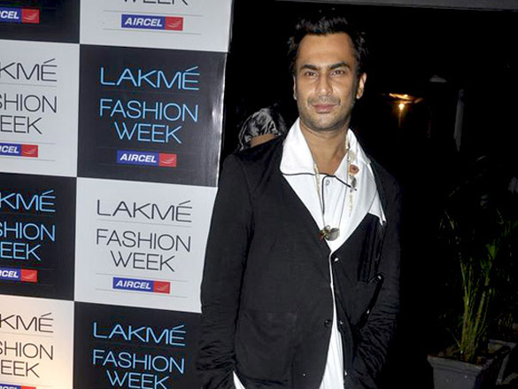 arjun rampal walks the ramp for rohit bal at lakme fashion week 2011 launch 12