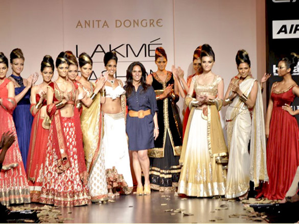 lisa walks the ramp for anita dongres show at lakme fashion week 2011 day 2 4