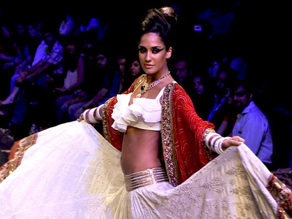 lisa walks the ramp for anita dongres show at lakme fashion week 2011 day 2 5