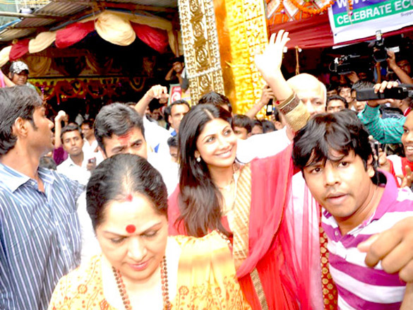 shilpa shetty visits chinchpokli ganpati pandal 6