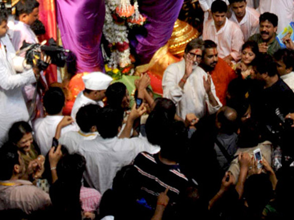 amitabh bachchan visits lalbaugcha raja ganesh idol 6