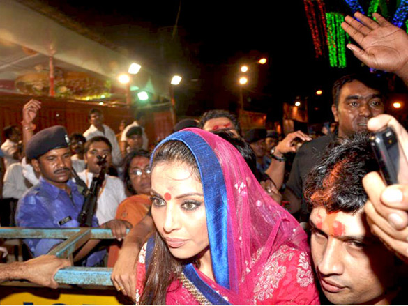 bipasha and sonu nigam visit lalbaugcha raja 3