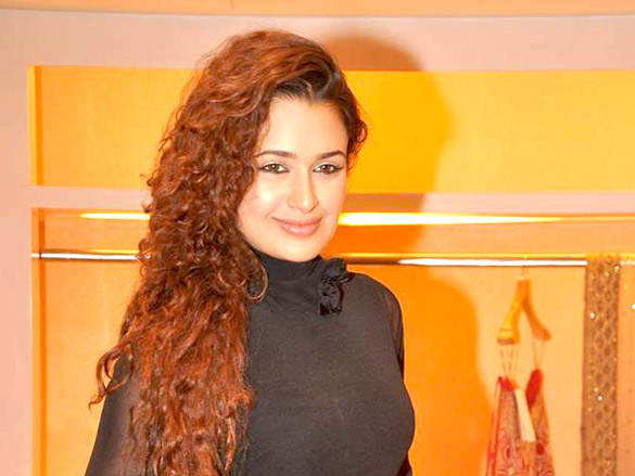 tisca with leading models at designer rahul mishras showcase at aza 9