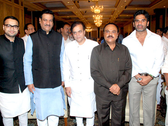 suniel shetty and rajpal yadav at abu azmis eid party 11