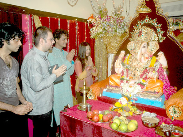 prasanna shetty celebrates ganpati with nandini singh and avesh dadlani 3