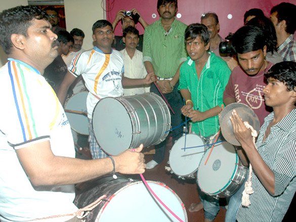 prasanna shetty celebrates ganpati with nandini singh and avesh dadlani 8