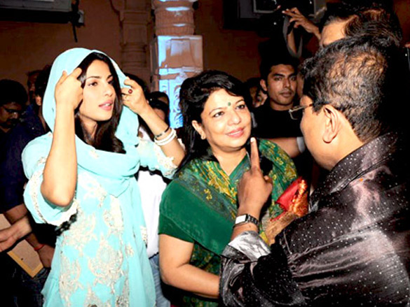 priyanka chopra visits andheri cha raja ganpati 8