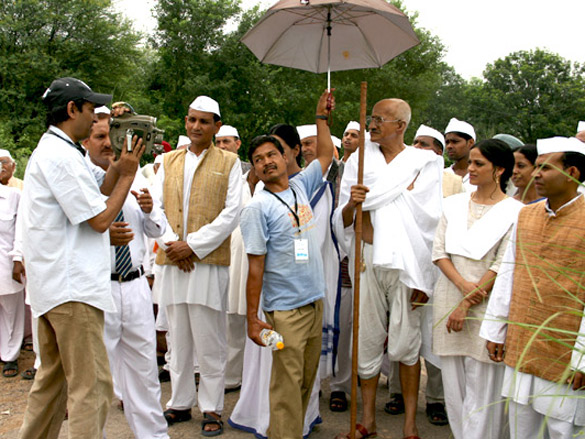 on the sets of gandhi to hitler 22