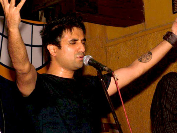 vir das performs his famous comical rock band act alien chutney 4