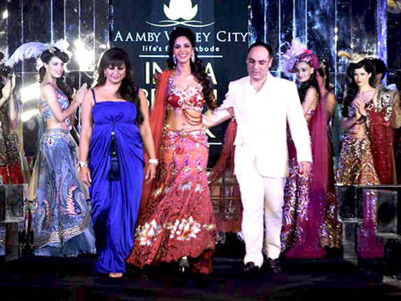 mallika walks for anjalee and arjun kapoor at aamby valley city india bridal week 2011 3