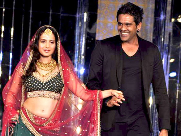 ameesha patel walks for rocky s at aamby valley city india bridal week 2011 3