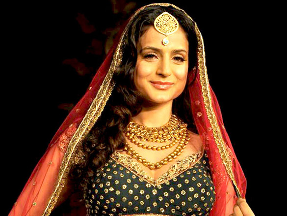 ameesha patel walks for rocky s at aamby valley city india bridal week 2011 5